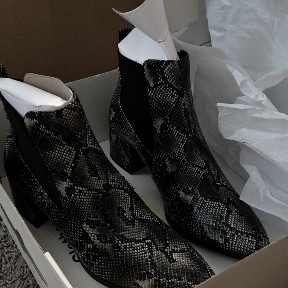 Black and White Snakeskin Print Chelsea Boots 8.5M